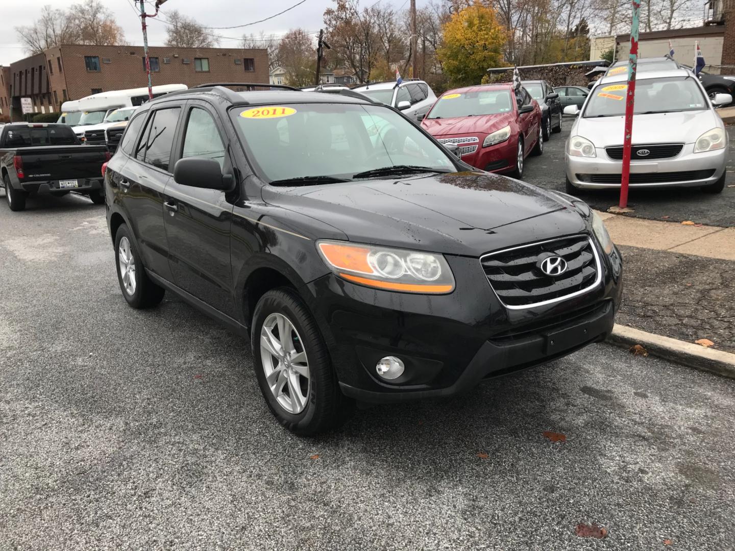 2011 Black /Gray Hyundai Santa Fe (5XYZHDAG2BG) with an 3.5 V6 engine, Automatic transmission, located at 577 Chester Pike, Prospect Park, PA, 19076, (610) 237-1015, 39.886154, -75.302338 - Photo#2